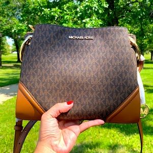 BNWT MIchael kors 3 gusset crossbody-monogram brown
